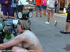 Красиви голи момичета в бикини полудяват по улиците на Key West Floridas Fantasy Fest 2018