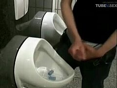 Busty brunette gir oralt og svelger sæd på et offentlig toalett