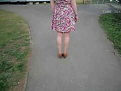 La femme exhibe sa jolie robe d'été dans la rue