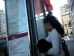 Bus Stop Delight: Thick Honeys Camera Nascosta