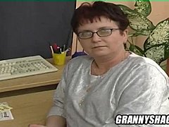 Ungarische Großmutter mit großen Brüsten springt in Solo-Masturbationsvideo