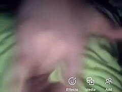 Um casal adolescente explora a sexualidade tabu com um vídeo caseiro de masturbação