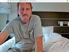 Thuisgemaakte video van een oudere man die de vagina van een geile slet bevredigt