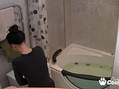 Egy vékony tinédzser egy rejtett kamerán fürdőt vesz fel