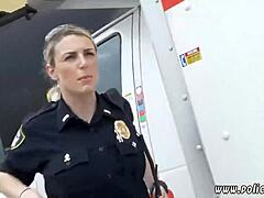 HD-video av politi som snuser i en falsk taxi