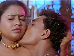 Hintli Gay Babe Yüksek Çözünürlüklü Videoda Çıplak Çıkarıyor