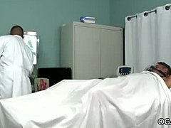 Um médico latino com um pau enorme se envolve em uma cena de sexo intenso com um paciente