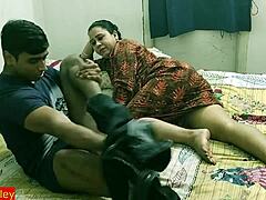 En moden indisk moster bliver hårdt kneppet af sin unge nevø