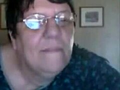 Reife Amateur-Großmutter wird auf der Webcam unartig