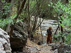 Эмма, одинокая девушка, исследует свою дикую сторону в лесу - бармейдеров