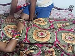 الزوجة الهندية البنغالية تحصل على الحديث القذر واللعب بدور الجنس في فيديو إباحي