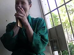 Il marito cornuto guarda Helena Price fumare e bere in un video fetish