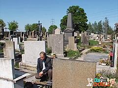 Großvater und Enkeltochter haben auf dem Friedhof harten Sex