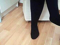 Video av kjærestens søster i sokker som gir en fotjobb