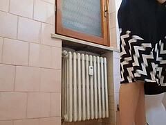 Ξανθές κοπέλες επιδεικνύουν τα σκισμένα ρούχα τους σε δημόσια τουαλέτα