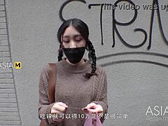 Азиатско порно видео: Лизане и оргазъм на улицата
