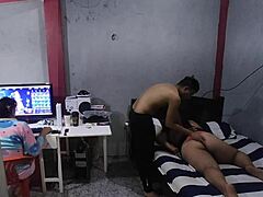 Una rubia tetona tiene sexo con la polla de su madrastra mientras juega en la computadora