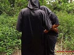Akcja Femdom z afrykańskim wielkim mistrzem i jego studniakiem w miejscu publicznym - film czarnego kutasa 4k