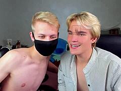 Gay webcam show z intensywnym obciąganiem i grą analną
