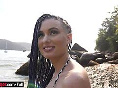 Close-up do cuzinho de uma brasileira amadora em um clipe de sexo na praia em primeira pessoa