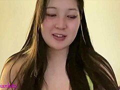 アジアの美女がアマチュアビデオで官能的なフェラチオをする