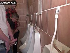 Trio gay sans préservatif avec gorge profonde et éjaculation dans une toilette publique