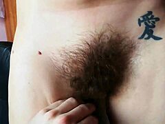 Amatørvideo av nærbilder av hårete fitte og klitorisorgasme