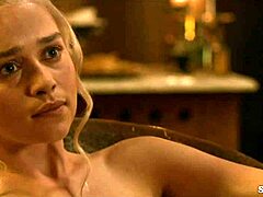 Emilia Clarkes menikmati perjalanan sensual dalam Game of Thrones (2011-2015)