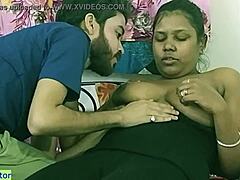 مراهق هندي ساخن يحصل على مؤخرته مارس الجنس من قبل عاهرة في فندق في غرفة فندق محلية في هذا المشهد الجنسي الهندي الساخن