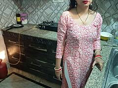 Ménage à trois festivo de mulheres indianas com seu marido e cunhado inclui sexo anal e conversa suja