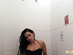 Hottie braziliană își satisface pofta anală în saună