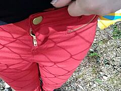 Na venkově mokám své nové červené džíny