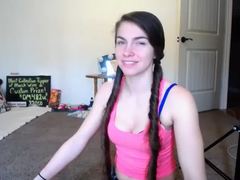 Une adolescente se déshabille et se masturbe en culotte déchirée