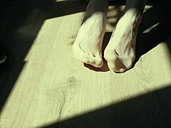 POV-sockjob-video med sexet kæreste og hendes fødder. Perfekt til fodfetisjister