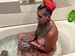 Amateurmoeder Chassidy Lynn krijgt een pijpbeurt in de badkamer