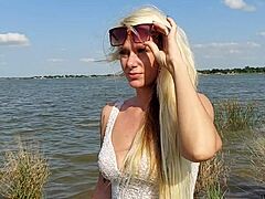 Cynthia Tazer, krásná blondýnka, předvádí své dovednosti na veřejnosti