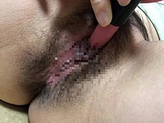 Ženská masturbuje během japonské masáže