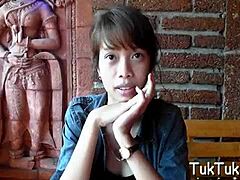 Ένα σκληροπυρηνικό πορνό βίντεο με μια καυτή πόρνη να γαμάει μια Ταϊλανδέζα σεξ κούκλα