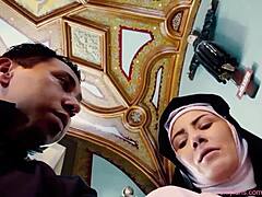 Hiszpańska zakonnica Raymunda wyznaje kapłanowi swoje mokre fantazje w erotycznym filmie