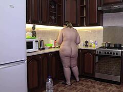Vackra feta kvinnor med en saftig rumpa tycker om att laga mat utan kläder i hemlagad video