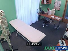 Eine kleine europäische Patientin erlebt vor versteckter Kamera einen intensiven Orgasmus