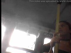 Voyeur betrapt jonge vrouw terwijl haar borsten op de bus worden aangeraakt