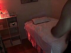 MILF asiatique amateur a une fin heureuse dans un salon de massage