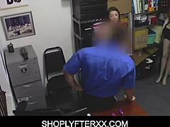 Stražar po dogovoru seksa z mlado rjavolasko, ki krade v trgovinah