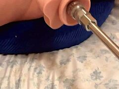 Amatörhustrun använder dildo och knullar maskin innan hon blir dubbel penetrerad