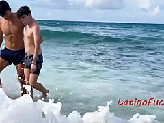 Hot Latina dominerer i bareback strand knull