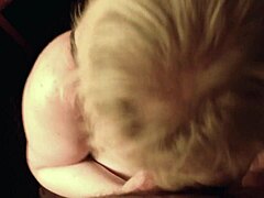 Jenna Jaymes, een blonde met grote borsten, neemt het op tegen een enorme lul en wordt bedekt met sperma