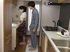 Μια ώριμη Ιάπωνη γυναίκα απολαμβάνει μια αισθησιακή χειραψία και γλείφει το μουνί της