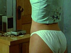 Сузана Хофс, звезда плавих филмова, глуми у класичној сцени у доњем вешу из 1987. године
