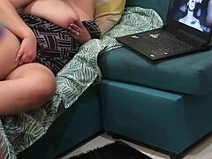 Sora vitregă cu sânii mari surprinsă vizionând porno în timpul sexului de grup bukkake